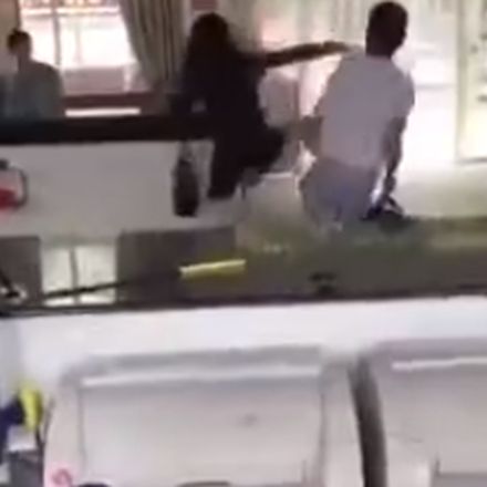 Chinese man en vrouw, vechtpartij bij balie huwelijksaanvragen