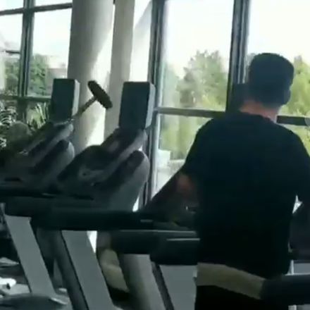 Een vrouw vernielt het interieur van een sportschool