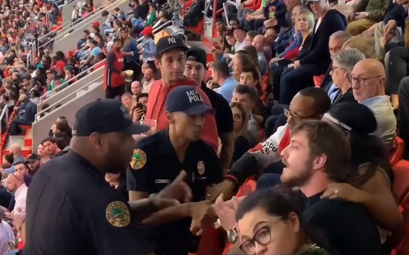Politieagenten en supporter namen de kortste weg naar beneden